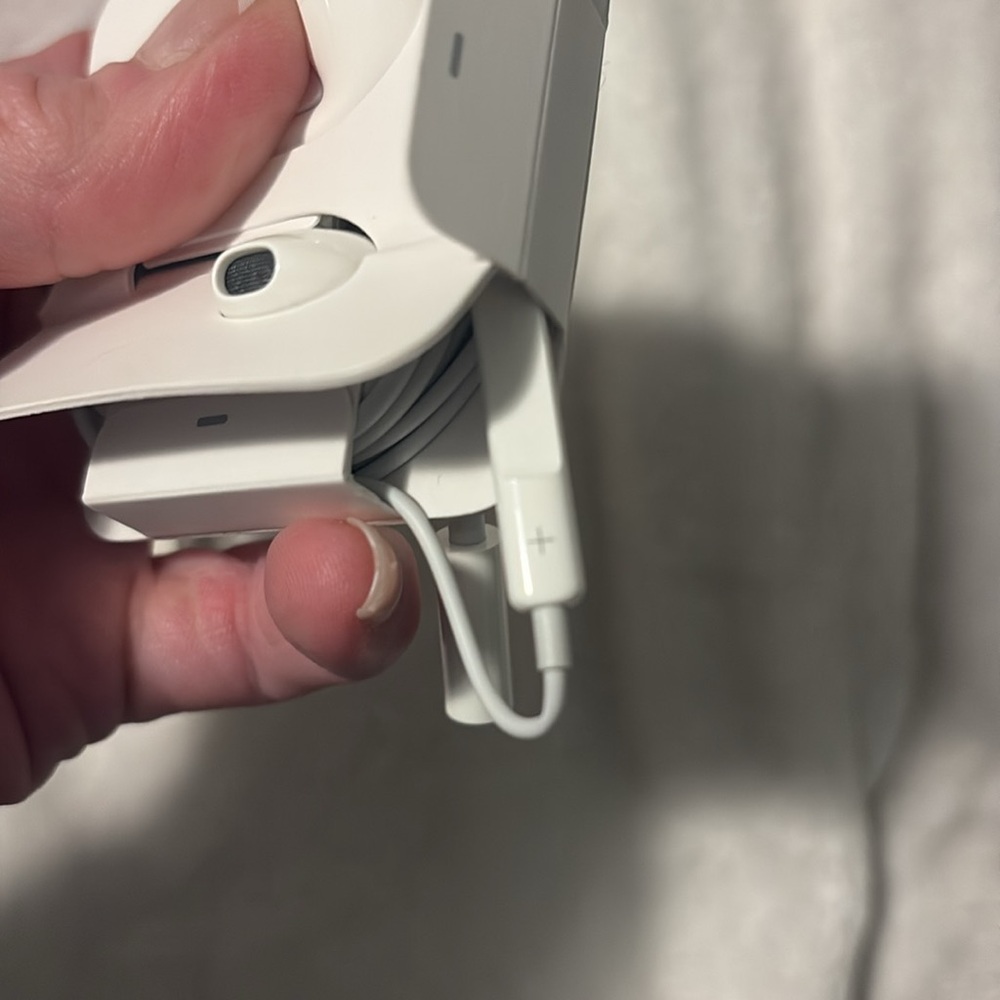 Apple White Earbud Headphones - Picture 3 of 3